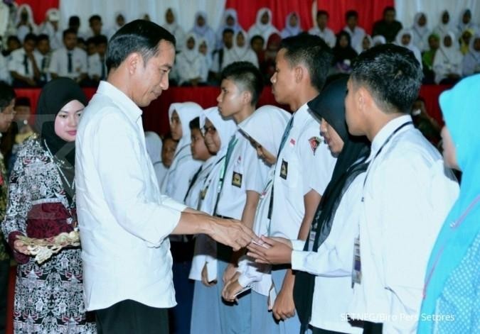 Jokowi bagikan 1.173 KIP di Kabupaten Solok