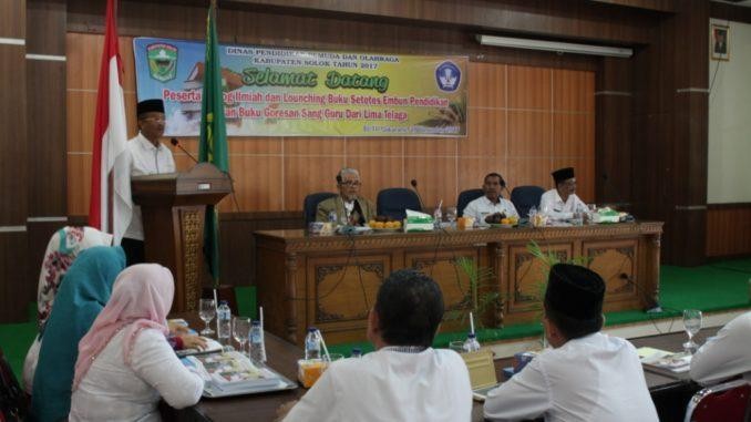 77Bupati-Gusmal-saat-memberi-sambutan-pada-launching-buku-Setetes-Embun-Pendidikan_-678x381_(1).jpg