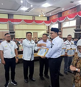 Penyerahan Piagam  Penghargaan  Predikat Kepatuhan Standar Pelayan Publik Tahun 2022 Oleh Bupati Sol - foto 1